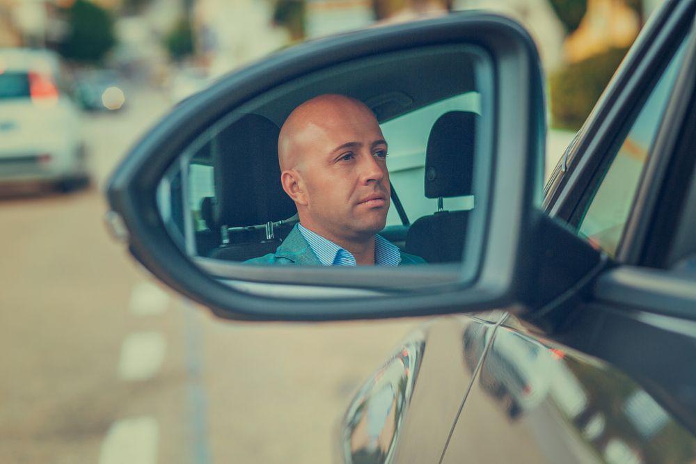 Als het gezicht/ogen van een andere bestuurder zichtbaar is in zijn of haar spiegel, dan kunnen ze jou ook zien (geldt voor zowel auto's als motoren)