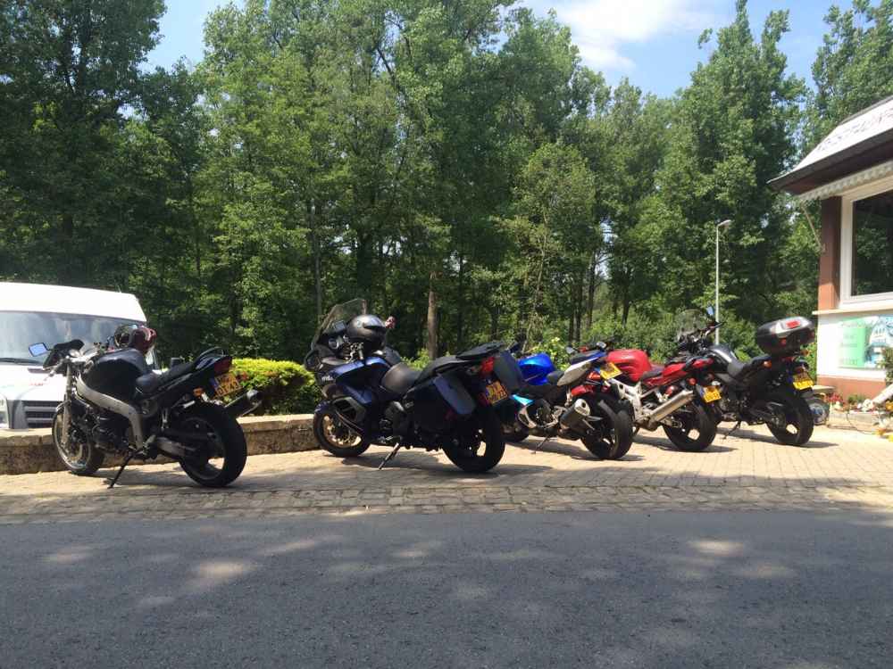 Gezamenlijke lunch met een groep motorrijders is toch wel erg gezellig