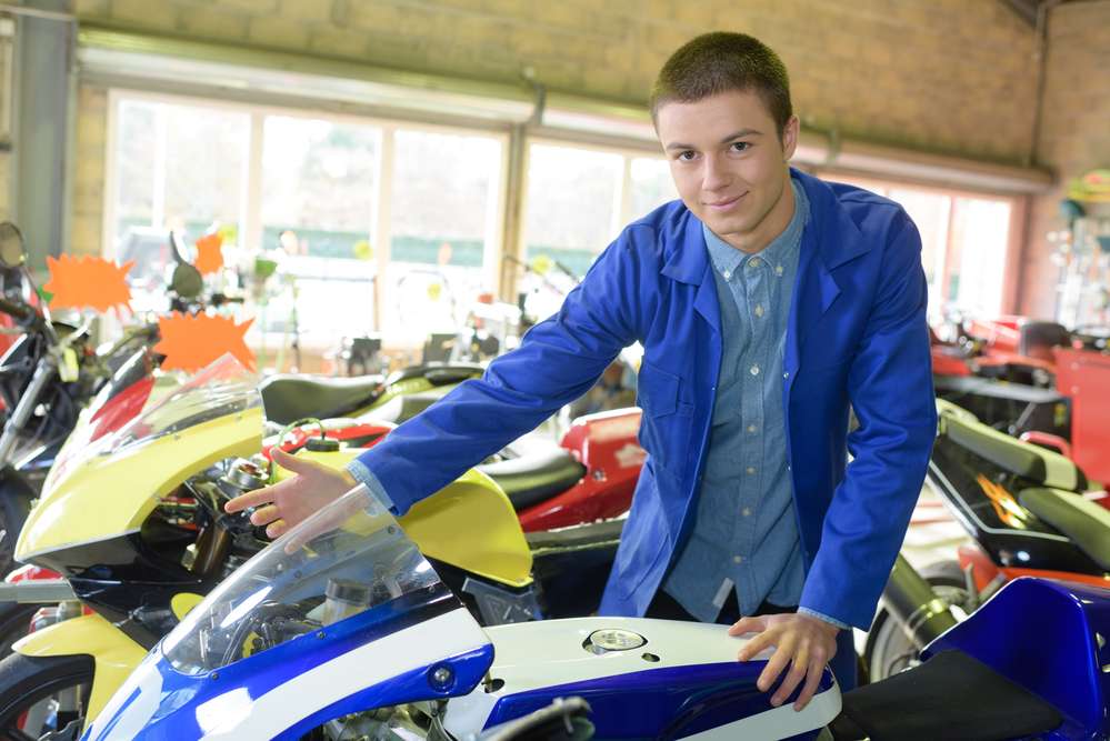 Als jongeman kun je gewoon een motor kopen in een motorzaak, let op, verzekeren is vanaf 18 jaar.