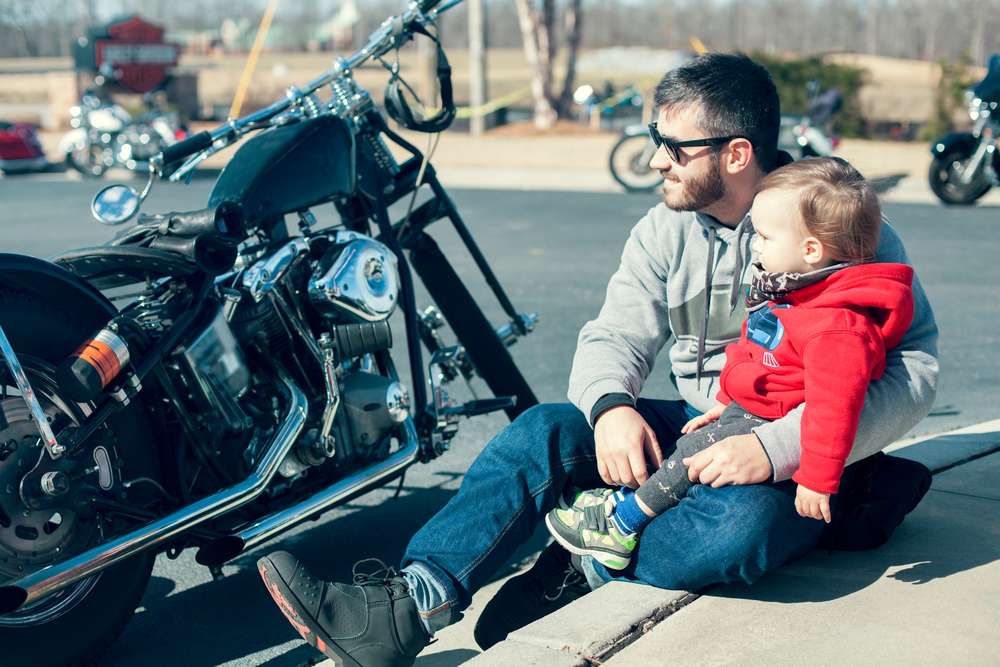 Je kind alvast kennis laten maken met je motorfiets is prima