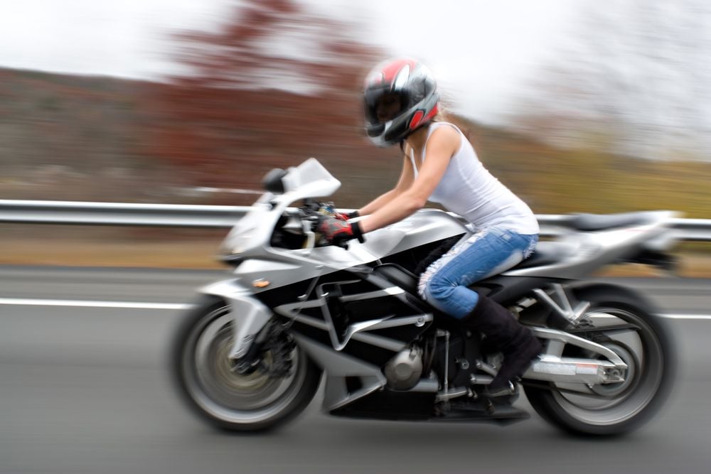 Motorrijden zonder motorkleding, dan wordt motorrijden echt gevaarlijk