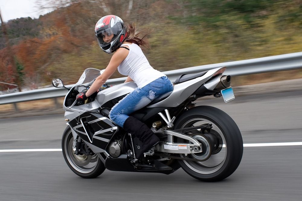 Een vrouw op een sportieve motorfiets zie je best vaak